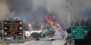 Alldaynews.gr Κόλαση: Φλέγεται η πόλη, έκλεισαν δρόμοι, εκκενώθηκαν περιοχές