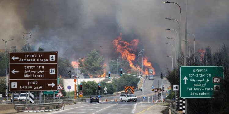 Alldaynews.gr Κόλαση: Φλέγεται η πόλη, έκλεισαν δρόμοι, εκκενώθηκαν περιοχές