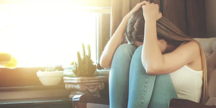 Alldaynews.gr Πειραιάς: Μητέρα βασάνιζε τα τέσσερα παιδιά της – «Μας χτυπάει με καλώδια, σκουπόξυλα και ζώνες»