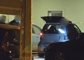 Εν ψυχρώ εκτέλεση άνδρα μέσα στο αυτοκίνητό του στην Καλλιθέα – Ποιος ήταν ο 42χρονος; Η στιγμή που καταρρέει η σύζυγός του