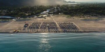Alldaynews.gr Όλο άμμος, φοβερό φαγητό, δίκλινο 50 εuρώ: Στο μέρος που έχεις όλη μέρα τη θάλασσα στα πόδια σου, θα κάνεις τις πιο οικονομικές διακοπές