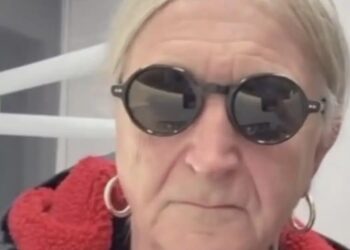 Πασίγνωστος Έλληνας βγήκε φωτογραφία και ξετpέλανε το γυναικείο πληθυσμό με το απαράμιλλο στιλ του