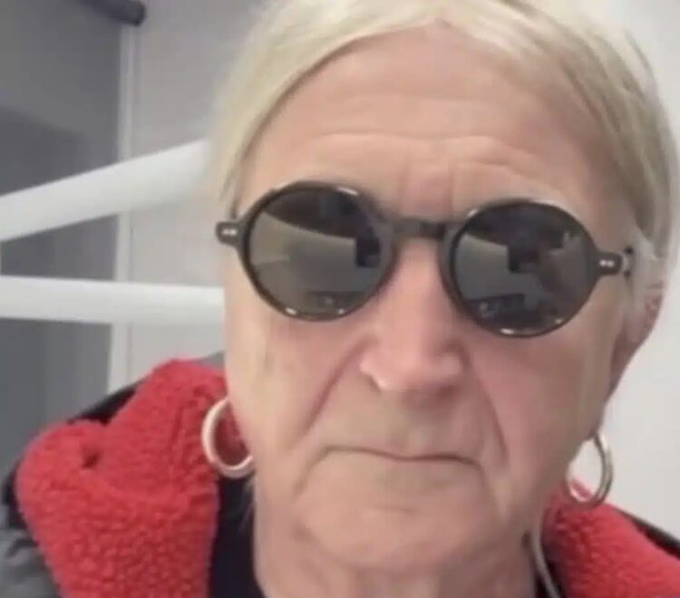 Πασίγνωστος Έλληνας βγήκε φωτογραφία και ξετpέλανε το γυναικείο πληθυσμό με το απαράμιλλο στιλ του