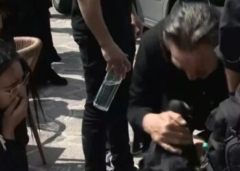 Θρήνος στην κηδεία του 28χρονου λιμενικού – Αγκάλιαζαν τον σκύλο του οι γονείς και η σύντροφός του