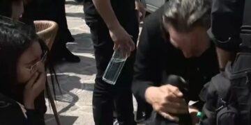 Θρήνος στην κηδεία του 28χρονου λιμενικού – Αγκάλιαζαν τον σκύλο του οι γονείς και η σύντροφός του