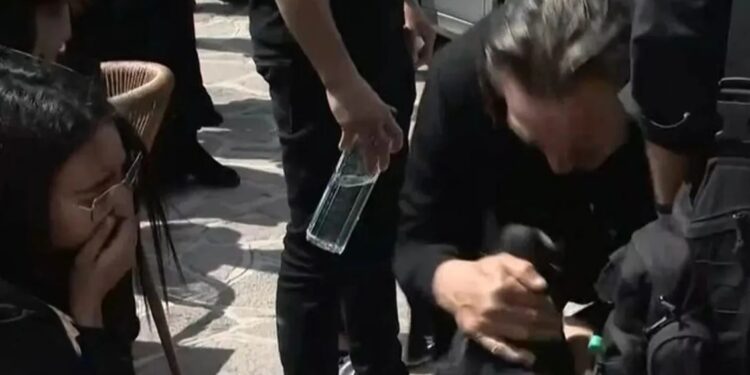 Θρήνος στην κηδεία του 28χρονου λιμενικού – Αγκάλιαζαν τον σκύλο του οι γονείς και η σύντροφός του