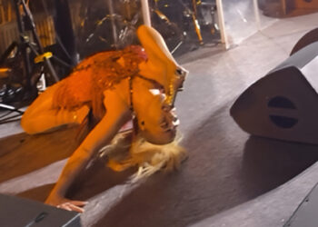 Η Κόνι Μεταξά τραγουδάει «Τρύπες» στο Ντουμπάι και προκαλεί χαμό στα social: «Ντράπηκε και η ντροπή», της γράφουν