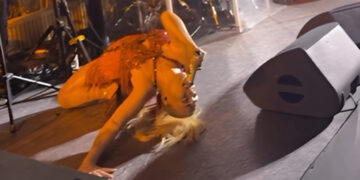 Alldaynews.gr Η Κόνι Μεταξά τραγουδάει «Τρύπες» στο Ντουμπάι και προκαλεί χαμό στα social: «Ντράπηκε και η ντροπή», της γράφουν