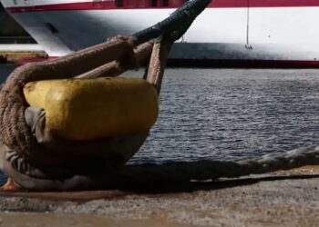 Συναγερμός στον Πειραιά: Σύγκρουση πλοίων στο λιμάνι