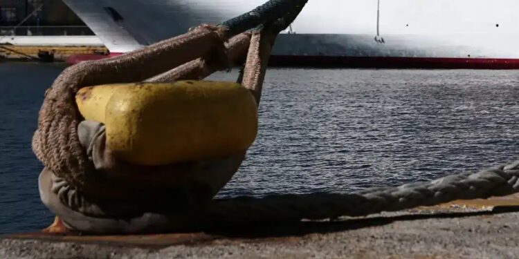 Συναγερμός στον Πειραιά: Σύγκρουση πλοίων στο λιμάνι