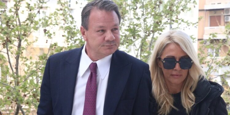 Απόστολος Λύτρας: Πήγε στο Εφετείο για τη δίκη για τον ξυλοδαρμό της Σοφίας Πολυζωγοπούλου συνοδευόμενος από τη νέα του σύντροφο