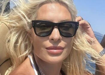 Alldaynews.gr ΚΟΥΚΛΑ Έλενη Μενεγάκη λίγο πριν τα 60 με μαγιο. Καβαλάει το ποδήλατο και…