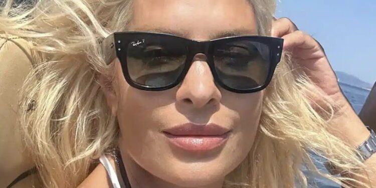 Alldaynews.gr ΚΟΥΚΛΑ Έλενη Μενεγάκη λίγο πριν τα 60 με μαγιο. Καβαλάει το ποδήλατο και…