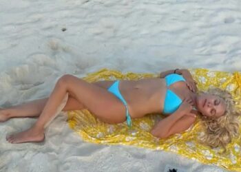 Alldaynews.gr Ελένη Μενεγάκη: Με μπικίνι στην αμμουδιά εξωτικού προορισμού και πόζες δίχως ίχνος μακιγιάζ