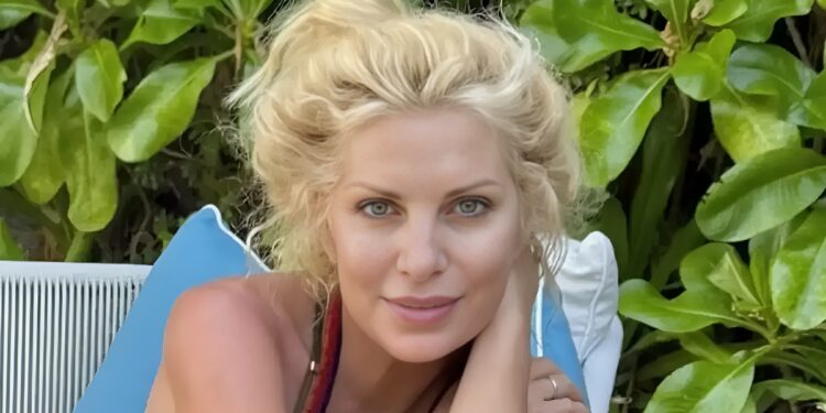 Alldaynews.gr Ελένη Μενεγάκη: Με μπικίνι χωρίς ίχνος μακιγιάζ σε νέες φωτογραφίες από «μυστικό» προορισμό