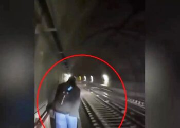 Δεκάδες εγκλωβίστηκαν σε σήραγγα μετά την απόπειρα αυτοκτονίας άντρα στο μετρό – «Περπατούσαν με βαλίτσες, καρότσια και παιδιά δίπλα στις ράγες»