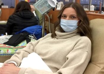 «Ένιωσα σαν να είχε γεμίσει το σώμα μου ωρολογιακές βόμβες. Αφαίρεσα επίσης τις σάλπιγγες και τις ωοθήκες μου» – Συγκλονίζει η μάχη 53χρονης μητέρας τριών κοριτσιών με τον καρκίνο