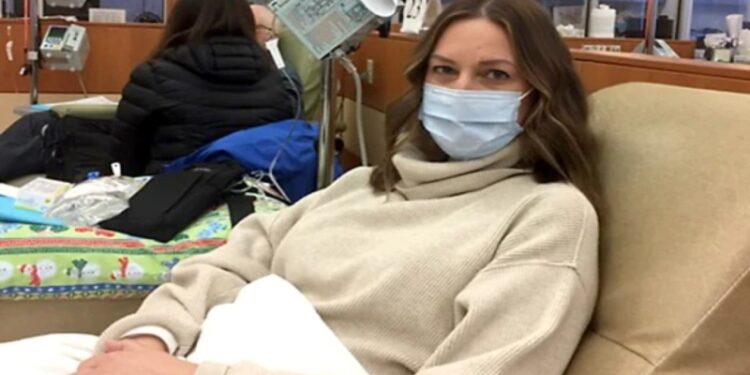 «Ένιωσα σαν να είχε γεμίσει το σώμα μου ωρολογιακές βόμβες. Αφαίρεσα επίσης τις σάλπιγγες και τις ωοθήκες μου» – Συγκλονίζει η μάχη 53χρονης μητέρας τριών κοριτσιών με τον καρκίνο