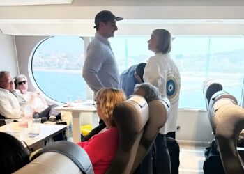 Κυριάκος Μητσοτάκης: Με πλοίο της γραμμής στην Τήνο για το Πάσχα – Συνομίλησε με άλλους επιβάτες