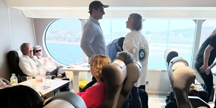 Alldaynews.gr Κυριάκος Μητσοτάκης: Με πλοίο της γραμμής στην Τήνο για το Πάσχα – Συνομίλησε με άλλους επιβάτες