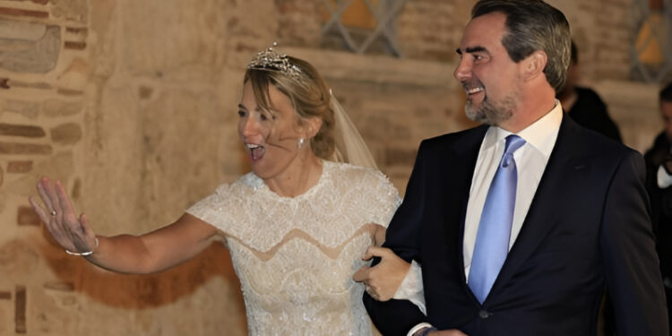 Alldaynews.gr Νικόλαος Ντε Γκρες και Χρυσή Βαρδινογιάννη: Ποζάρουν χαμογελαστοί παρέα με φίλους – Πού βρέθηκαν