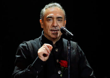 Θα «τρίξουν» τα πεζοδρόμια της Αθήνας: Αυτή την τραγουδίστρια θέλουν να βάλουν δίπλα στο Νότη Σφακιανάκη