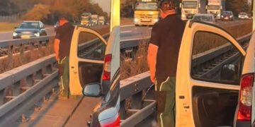 Alldaynews.gr Τύπος «έσκασε» μέσα στη κίνηση και έκανε την… ανάγκη του μπροστά σ’ όλους! (video)