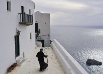 Ο Έλληνας μοναχός στο μοναστήρι της Παναγίας Χοζοβιώτισσας στην Αμοργό που έγινε θέμα στο Associated Press