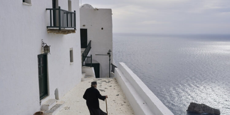 Ο Έλληνας μοναχός στο μοναστήρι της Παναγίας Χοζοβιώτισσας στην Αμοργό που έγινε θέμα στο Associated Press