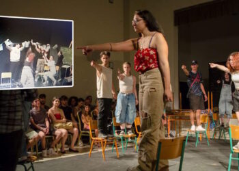 Οπλισμένοι αστυνομικοί έκαναν έφοδο σε μαθητική θεατρική παράσταση στην Κρήτη