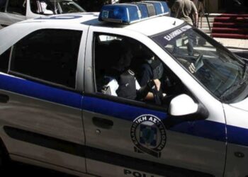 Απίστευτο περιστατικό: Βγήκε από την πολυκατοικία με φλογοβόλο και σακούλες με φωτογραφίες γυμνών παιδιών (video)