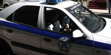 Alldaynews.gr Απίστευτο περιστατικό: Βγήκε από την πολυκατοικία με φλογοβόλο και σακούλες με φωτογραφίες γυμνών παιδιών (video)