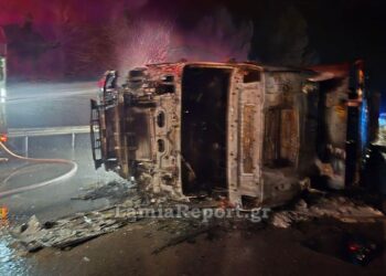 Alldaynews.gr Νεκρός οδηγός στην Εθνική οδό: Φορτηγό τούμπαρε και τυλίχτηκε στις φλόγες (φωτο)