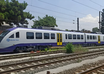 Συρμός του προαστιακού συγκρούστηκε με φορτηγό