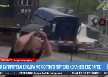 Η στιγμή που τρένο συγκρούεται με φορτηγό που έχει κολλήσει σε ράγες – Σοκαριστικό βίντεο