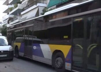 ΕΚΤΑΚΤΟ: Λεωφορείο συγκρούστηκε με αυτοκίνητο – Τρεις τραυματίες, ανάμεσά τους και ένας ανήλικος (video)