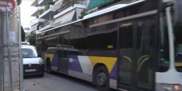 Alldaynews.gr ΕΚΤΑΚΤΟ: Λεωφορείο συγκρούστηκε με αυτοκίνητο – Τρεις τραυματίες, ανάμεσά τους και ένας ανήλικος (video)