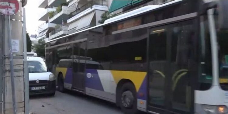 Alldaynews.gr ΕΚΤΑΚΤΟ: Λεωφορείο συγκρούστηκε με αυτοκίνητο – Τρεις τραυματίες, ανάμεσά τους και ένας ανήλικος (video)