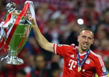 Τον εγκατέλειψαν σε μοναστήρι βρέφος και τον αποκαλούσαν «τέρας», αλλά έγινε ένας από τους καλύτερους ποδοσφαιριστές στον κόσμο!