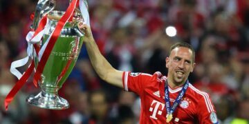 Alldaynews.gr Τον εγκατέλειψαν σε μοναστήρι βρέφος και τον αποκαλούσαν «τέρας», αλλά έγινε ένας από τους καλύτερους ποδοσφαιριστές στον κόσμο!