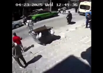 Σεισμός στην Κωνσταντινούπολη: Πολίτης πηδά από μπαλκόνι για να σωθεί ‑ Βίντεο ντοκουμέντο