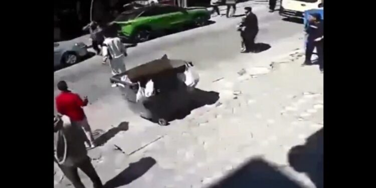 Alldaynews.gr Σεισμός στην Κωνσταντινούπολη: Πολίτης πηδά από μπαλκόνι για να σωθεί ‑ Βίντεο ντοκουμέντο