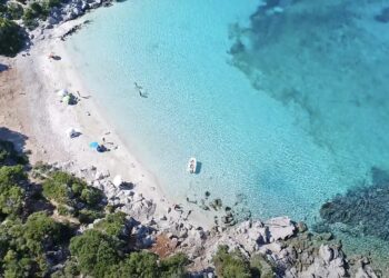 Ζεστά νερά, χωρίς κύμα: Το ελληνικό νησί των 7 κατοίκων έχει 1 παραλία που δεν βρίσκεις ούτε στην Καραϊβική