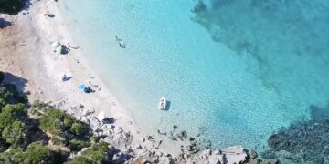 Alldaynews.gr Ζεστά νερά, χωρίς κύμα: Το ελληνικό νησί των 7 κατοίκων έχει 1 παραλία που δεν βρίσκεις ούτε στην Καραϊβική