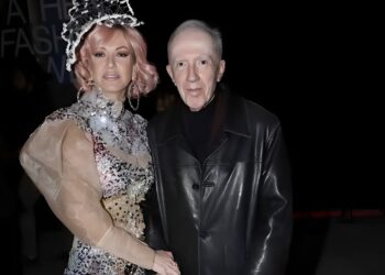 Alldaynews.gr Καμάρωσε το κορίτσι του: Ο Πλεύρης στο πλευρό της Σιακαβάρα στο Athens Fashion Week – Περπάτησε στη πασαρέλα και τον ξετpέλανε