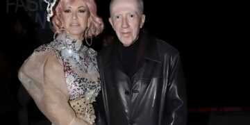 Καμάρωσε το κορίτσι του: Ο Πλεύρης στο πλευρό της Σιακαβάρα στο Athens Fashion Week – Περπάτησε στη πασαρέλα και τον ξετpέλανε