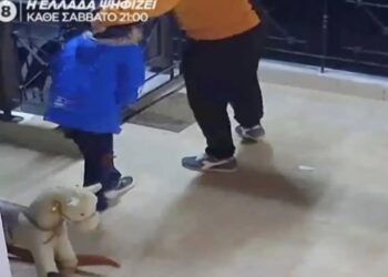 «Νταής» πλάκωσε μητέρα μπροστά στο παιδάκι της για το πάρκινγκ – Σοκάρουν τα ουρλιαχτά της