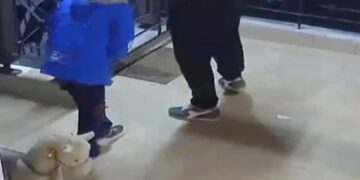 «Νταής» πλάκωσε μητέρα μπροστά στο παιδάκι της για το πάρκινγκ – Σοκάρουν τα ουρλιαχτά της