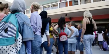 Alldaynews.gr Κινητά, κολάν, βαμμένα νύχια τέλος: Έρχονται σημαντικές αλλαγές στα σχολεία