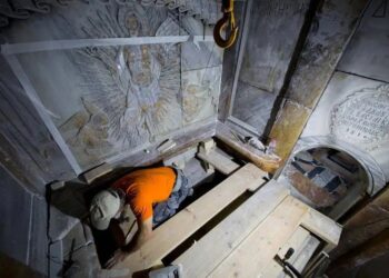 Ανατριχίλα! Η στιγμή που ανοίγουν τον τάφο του Ιησού Χριστού